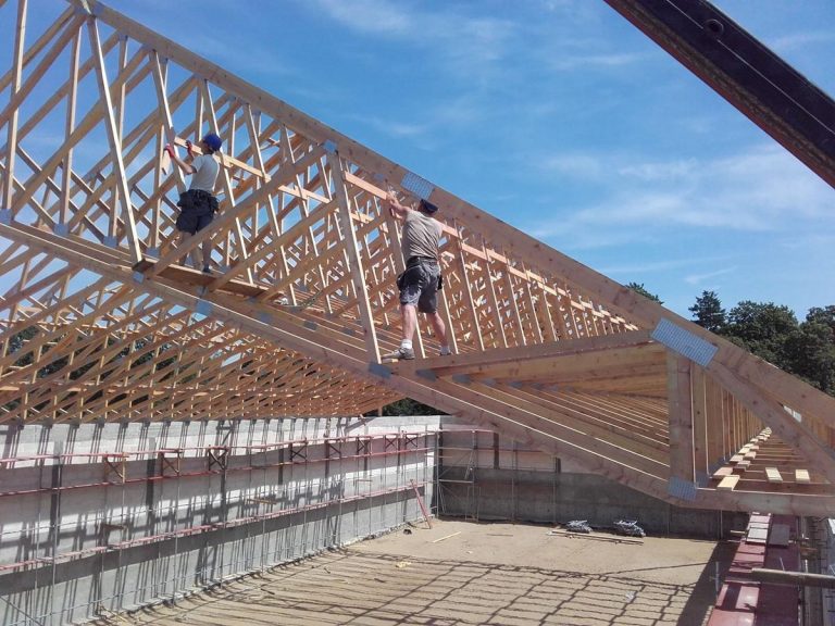 Zastosowanie drewnianych wiązarów kratownicowych w konstrukcjach dachowych